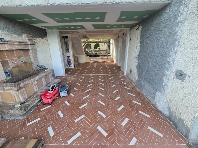 Porche con solería de barro en espiga en Granada — Grupo Renovame