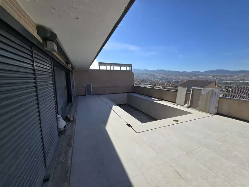 Terraza de ático con piscina y porcelánico en Granada — Grupo Renovame
